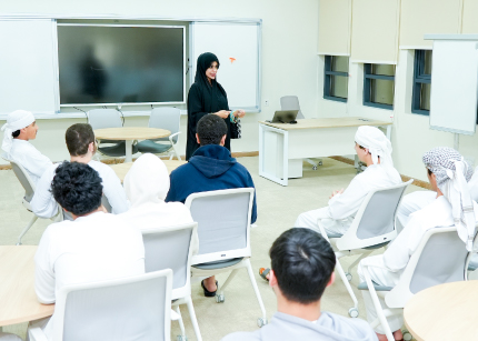 جلسة توعية مالية في مدرسة خليفة بن زايد الثانوية